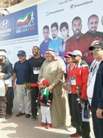 فيصل القناعي ومجبل المطوع في استقبال العدائين امام المركز العلمي