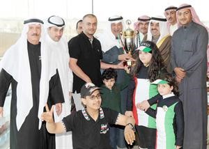 الشيخ علي الحمود يسلم كاس الشوط الخامس