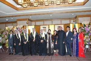 سفير الكويت لدى اليابان عبد الرحمن العتيبي متوسطا اعضاء السفارة والمدعوين خلال الاحتفال بالاعياد الوطنية