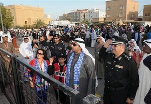  الشيخ محمد العبدالله يتوسط الحضور اثناء عزف السلام الوطني﻿