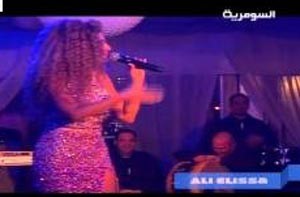 بالفيديو.. ميريام فارس تخاطب أحد الحضور.. «لاتبصبص لابسة شورت ما حيطلعلك شي».. وهجوم حاد عليها
