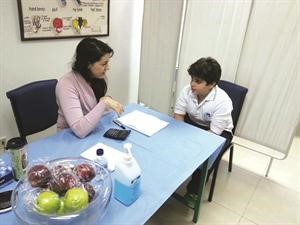 أطباء دار الشفاء كلينيك يزورون مدرسة خاصة لتسليط الضوء على نمط الحياة الصحية