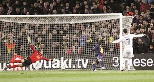 هدف رونالدو الثاني في مرمى برشلونة جاء بعد متابعة انطلاقة دي ماريا واكد تفوق ريال مدريد	رويترز﻿