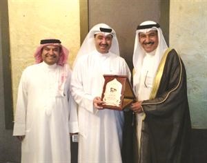 الشيخ خليفة بن عبدالله يكرم خالد الفودري تقديرا لجهود النادي البحري﻿