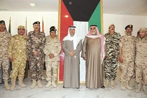 سمو رئيس الوزراء الشيخ جابر المبارك والشيخ احمد الخالد مع بعض المشاركين في التمرين
