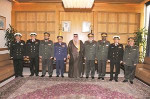 الشيخ احمد الخالد والفريق الركن خالد الجراح يتوسطان الضباط المرقين
