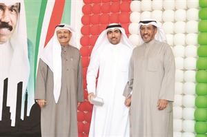 دناجي المطيري ودنادر العوضي خلال تكريم احد المشاركين﻿