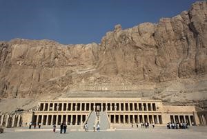 مجموعة من السائحين يزورون معبد حتشبسوت في الاقصر امس اپ