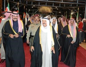 صاحب السمو الامير الشيخ صباح الاحمد لدى وصوله وفي استقباله سمو ولي العهد الشيخ نواف الاحمد والشيخ فيصل السعود وسمو الشيخ ناصر المحمد وكبار الشيوخ
