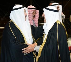 سمو الشيخ ناصر المحمد مصافحا صاحب السمو الامير
