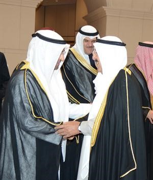 دنايف الحجرف مصافحا صاحب السمو