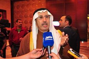 سامي النصف متحدثا للصحافيين