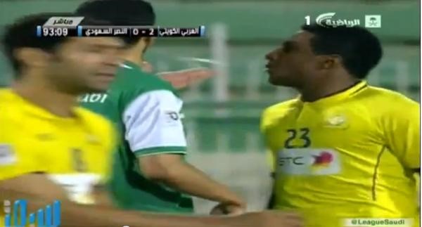 بالفيديو.. بصقة لاعب النصر السعودي على لاعب العربي تشعل المشاكل في الكويت ..و النصر يوقف لاعبه لمبارتين