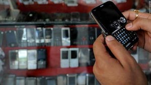 بالفيديو.. علماء يعملون لتطوير هاتف دون بطاريات.. وآخرون لشحنه عبر المياه