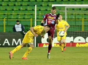 بالفيديو.. لاعب يفقد خمسة من أسنانه بسبب ركلة