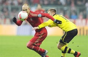 مهاجم بايرن ميونيخ اريين روبن يتجاوز مدافع بوروسيا دورتموند ماركو ريوس افپ
