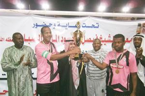 المالك يسلم الكاس للابطال﻿
