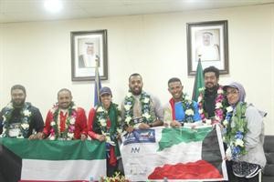 العداءون في صورة جماعية لدى وصولهم النويصيب
