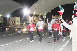العداءون لدى وصولهم خط النهاية
