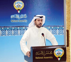نواف الفزيع خلال المؤتمر الصحافي امس
