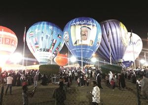 جانب من عملية اطلاق المنطاد
