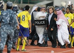 مدرب النصر كاريميو وحسني عبدربه يخرجان وسط حراسة قوات الامن الازرقكوم
