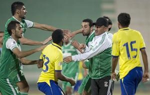 لاعبو العربي يمنعون سعود حمود من الاشتباك مع نواف شويع الازرق كوم
