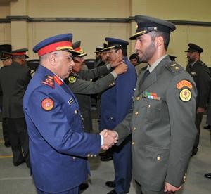 الفريق الركن خالد الجراح مصافحا احد الضباط المرقين﻿