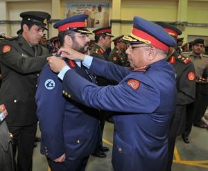 الفريق الركن خالد الجراح يقلد احد الضباط رتبته الجديدة﻿