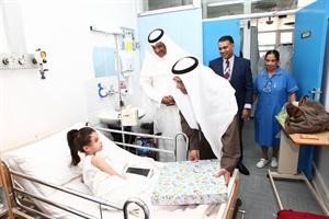 سامي الرشيد يطمئن على احدى المريضات﻿