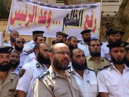 ضباط شرطة ملتحون يحتشدون أمام قصر«عابدين» الرئاسي للمطالبة بعودتهم إلى العمل