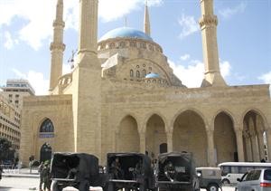 انتشار الجيش اللبناني امام مسجد الامين اثر مشادة كلامية بين مصلين وخطيب المسجد محمود الطويل