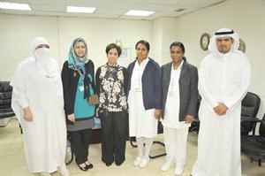 دنيران النقيب والزميل عبدالكريم العبدالله في صورة جماعية مع فريق الرضاعة الطبيعية بمستشفى العدان