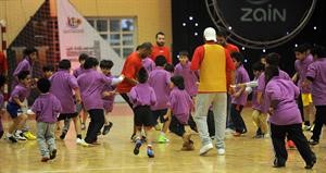 نجوم الفن والرياضة خلال اللعب مع الاطفال﻿