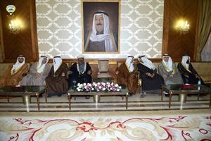 الرئيس علي الراشد والشيخ محمد العبدالله وعبدالله التميمي والسفير العماني وكامل العوضي وهاني شمس ونواف الفزيع والامين العام للمجلس علام الكندري في قاعة التشريفات امس 