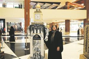 حنان المعتوق الى جانب مجسمها﻿