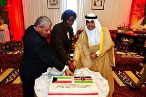 السفير يعقوب السند خلال قطع كيكة الاحتفال مع بعض الحضور﻿