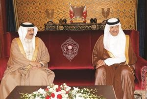 العاهل البحريني جلالة الملك حمد بن عيسى ال خليفة مستقبلا صاحب السمو الملكي الامير سلطان بن سلمان ال سعود رئيس الهيئة العامة للسياحة والاثار في السعودية