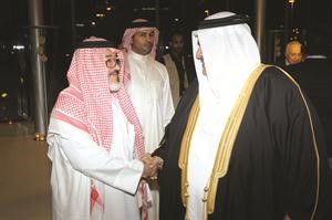 وزير الخارجية الشيخ خالد بن احمد ال خليفة مصافحا الزميل يوسف عبدالرحمن