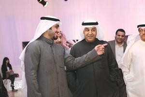 اليوحة يستمع لشرح من العتيبي عن احدى اللوحات