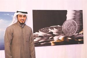 وقفة للعتيبي امام احدى اللوحات