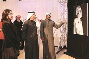  وامام لوحة اخرى