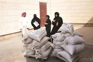 فريق البلدية خلال ضبط كمية من الاغذية غير الصالحة
