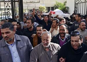مصريون يشيعون حسام الدين عبدالله الذي قتل في المنصورة امس الاول اپ