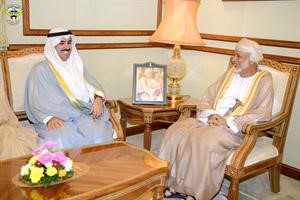 الرئيس علي الراشد خلال لقائه الوزير المسؤول عن الشؤون الخارجية يوسف بن عبدالله العلوي