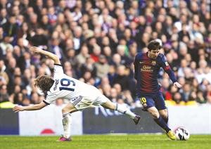 نجم برشلونة ليونيل ميسي يمر من لوكا مودريتش افپ