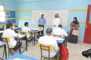 بدرية الخالدي خلال جولتها على احد الفصول
