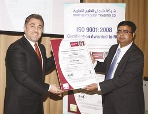 رائد ترجمان متسلما جائزة الايزو
