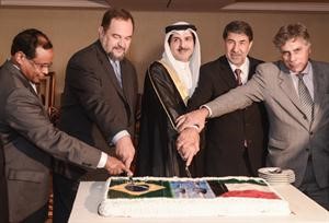 السفير يوسف عبدالصمد يقطع كيكة الحفل بمشاركة وكيل الخارجية البرازيلية وعميد السلك الديبلوماسي العربي﻿