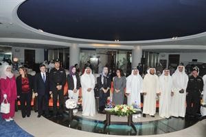 ذكرى الرشيدي وعبدالمحسن المطيري مع عدد من المشاركين في الورشة 	متين غوزال﻿